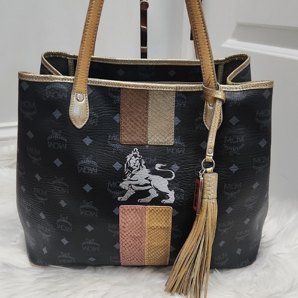 🔹️MCM 🔹️Black Princess Lion Tote Bag With Mcm Tassle Bag Charm - Picture 4 of 14